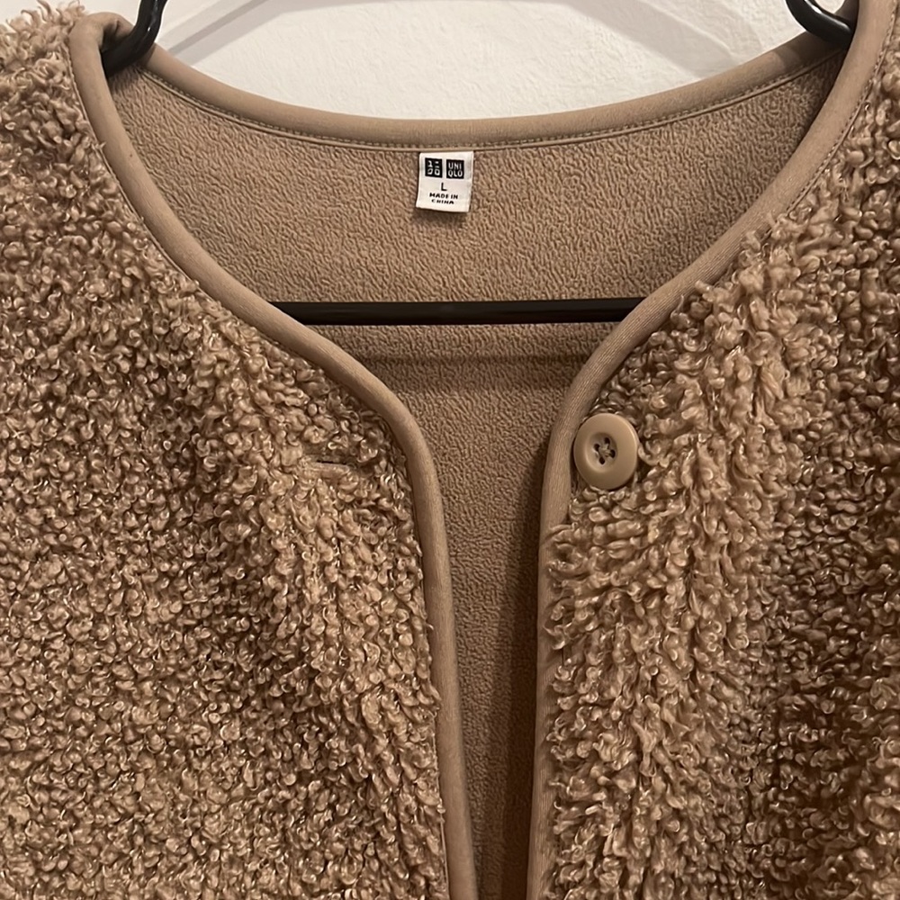 EUC UNIQLO large teddy fur jacket. Women’s. 2 large side pockets. Tan color.